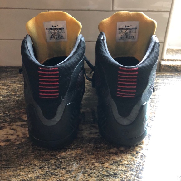 Kobe Bryant Nike’s - Picture 3 of 8